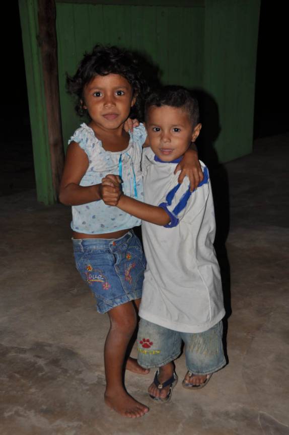 Os gêmeos Michael e Michaela, nossos companheiros de todas as noites no bar do Martins, na Ilha de Lençóis, nas Reentrâncias Maranhenses - MA